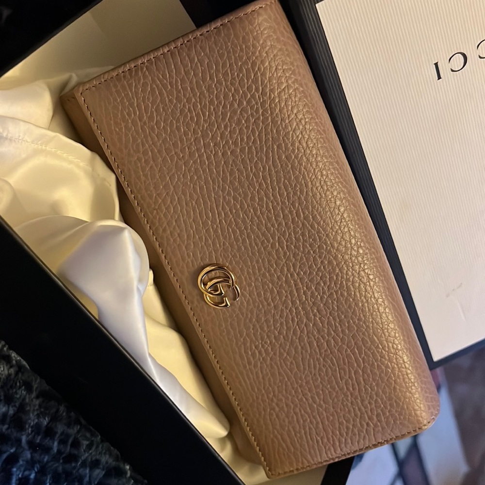 Gucci Wallet on Chain